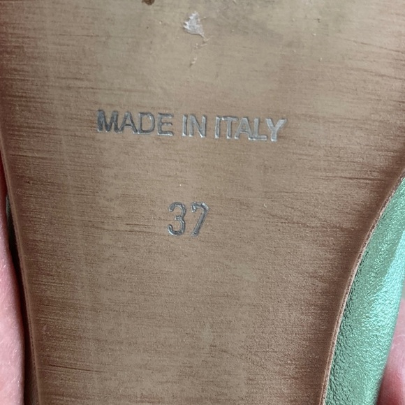 Elegant Mint Green Loafers with Gold Accents - Picture 3 of 7